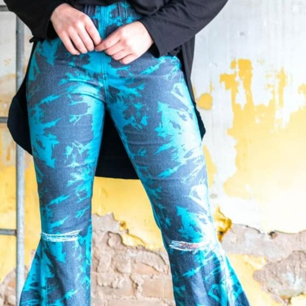 LUCKY & BLESSED JEANS FLARE DESTRESSED W/ BACK POCKETS